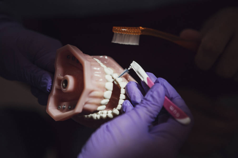 Prevenir el mal aliento o halitosis - Clínica dental Bayona en Pamplona