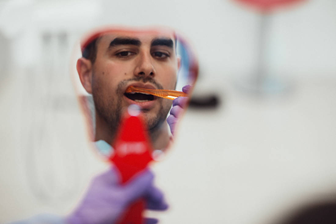 ¿Qué es la placa bacteriana? - Clínica dental Bayona en Pamplona
